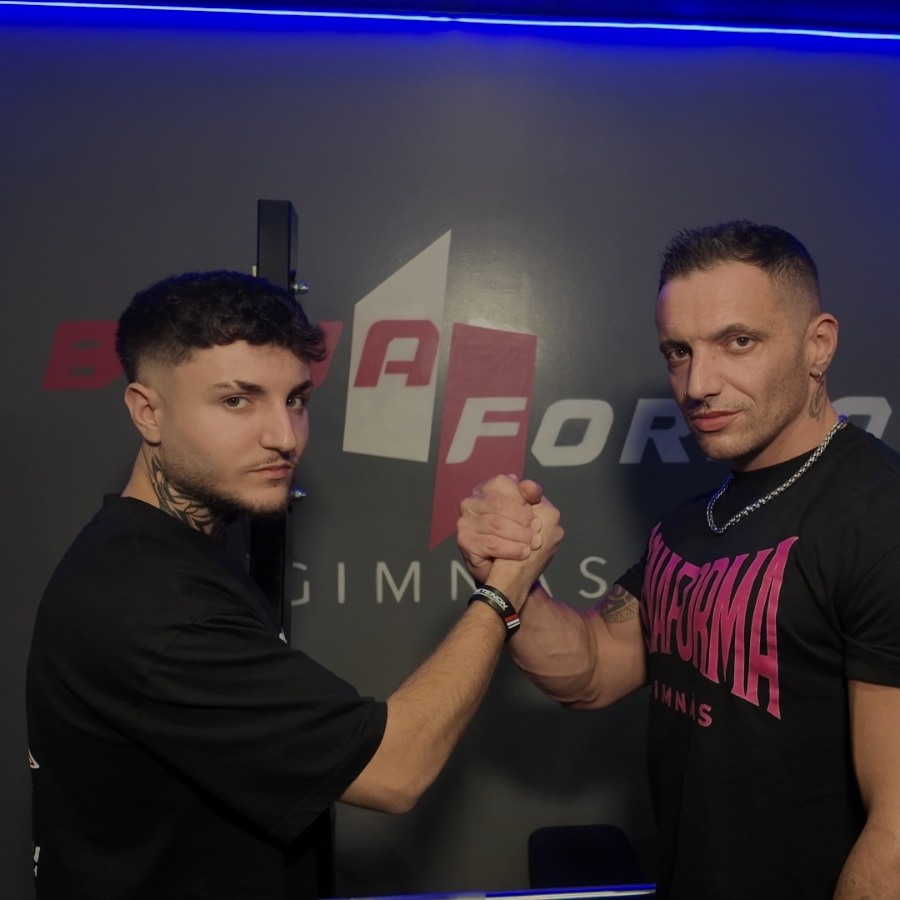 Paulo Monteiro y Ferran Fernández dándose la mano delante del logo de Bona Forma