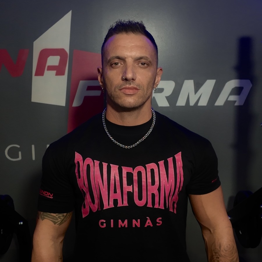 Paulo Monteiro, fundador de Bona Forma, delante del logo del gimnasio