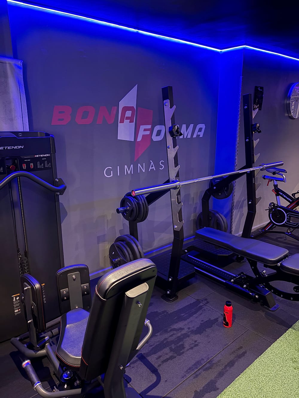 Sala de máquinas con la pared del logo de Bona Forma
